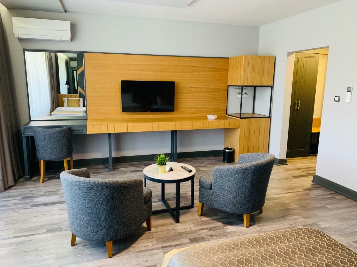 Hotel Konak モムチルグラト エクステリア 写真
